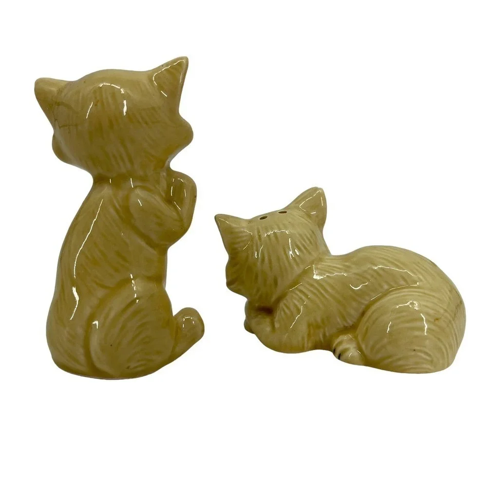 Vintage Salt & Pepper Shakers Cats Standing &‎ Laying Ceramic Collectible
